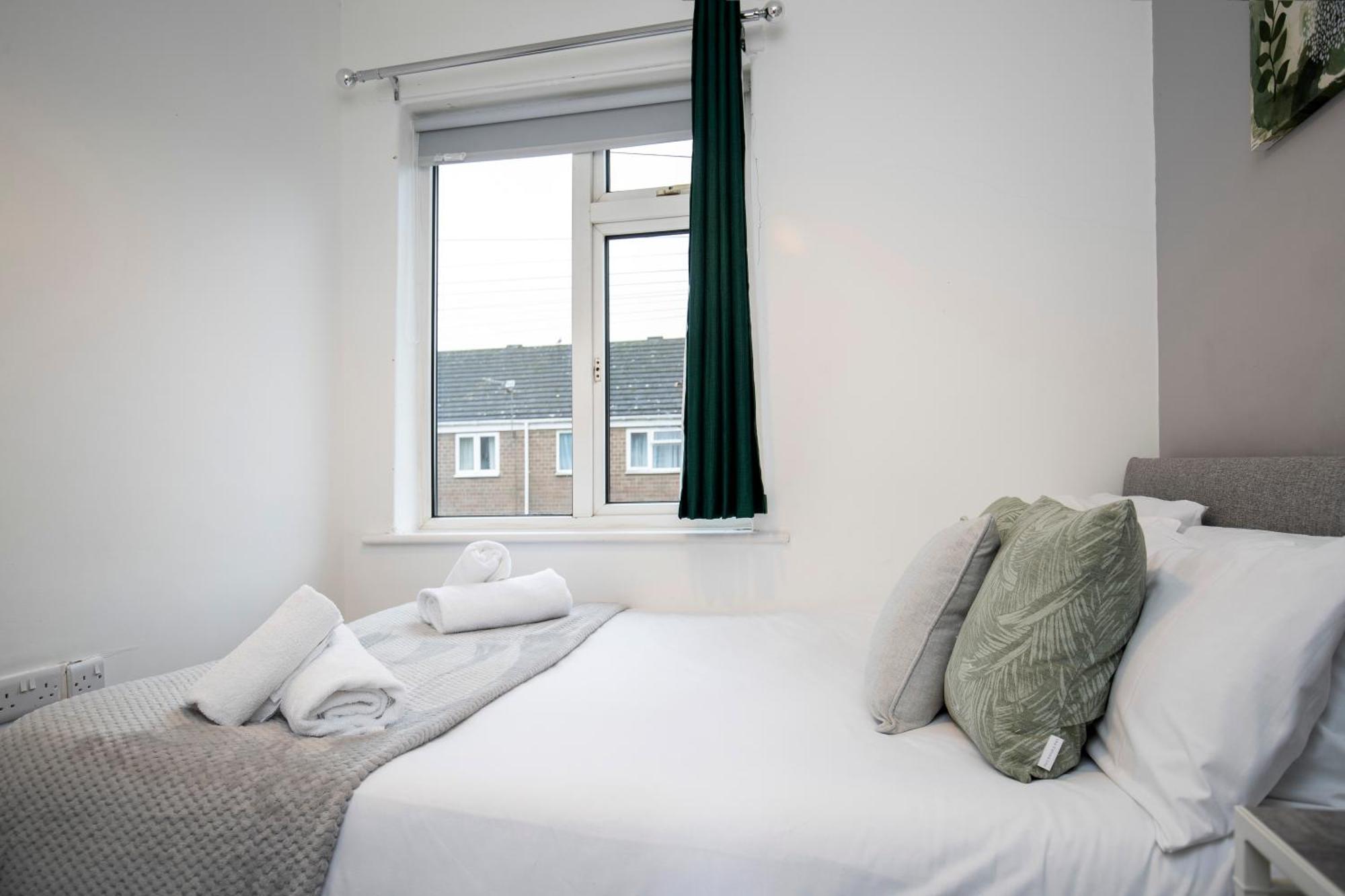 Quiet And Comfy House With 2 Bedrooms And 2 Bathrooms Super Fast Wifi And Crisp Hotel Standard White Linen Hosted By Our Home Short Stays Darlington  Exterior photo