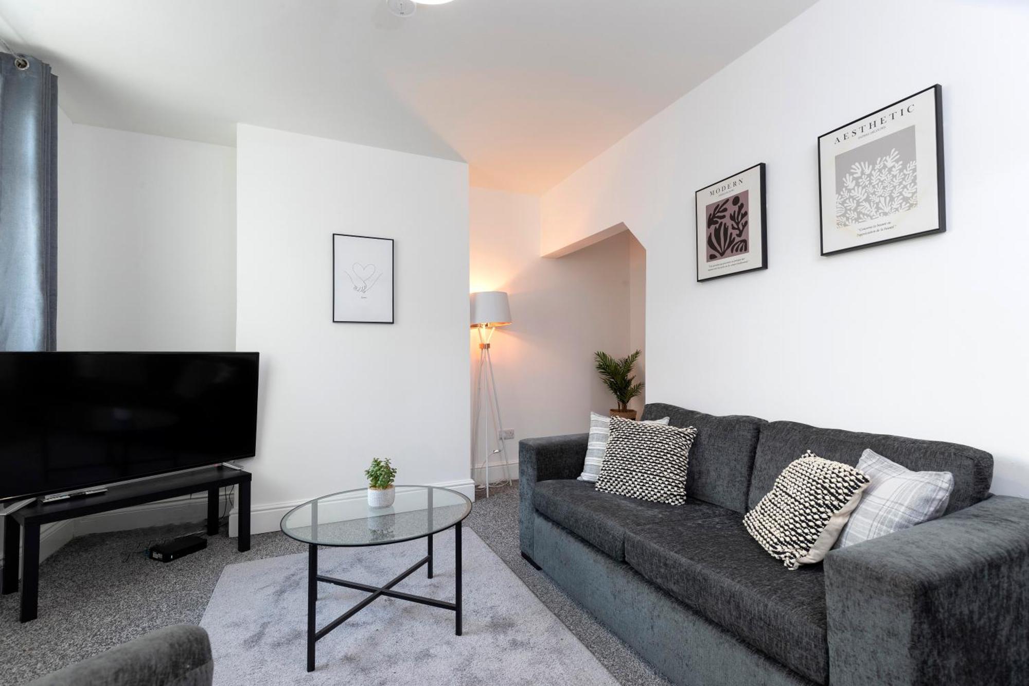 Quiet And Comfy House With 2 Bedrooms And 2 Bathrooms Super Fast Wifi And Crisp Hotel Standard White Linen Hosted By Our Home Short Stays Darlington  Exterior photo