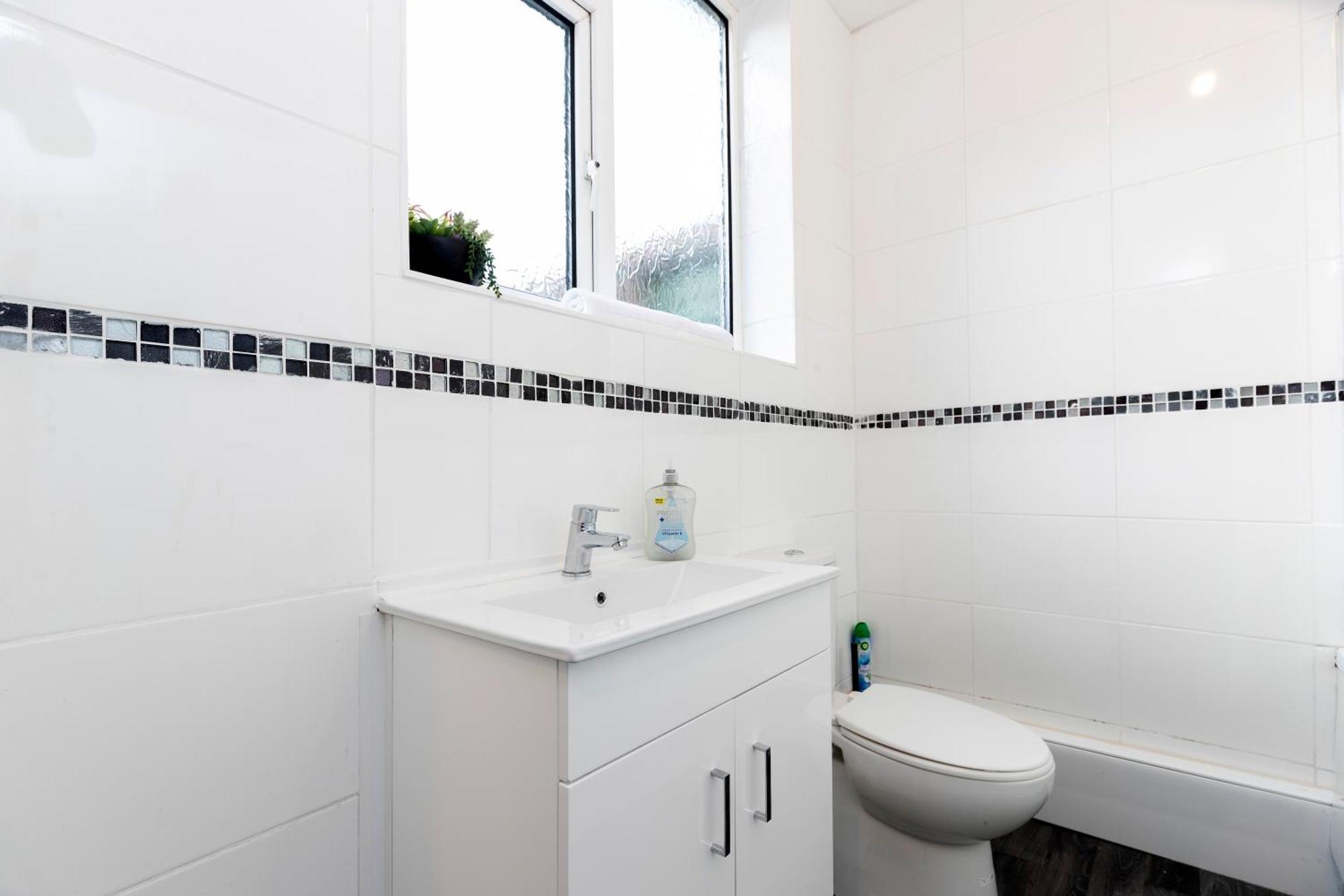 Quiet And Comfy House With 2 Bedrooms And 2 Bathrooms Super Fast Wifi And Crisp Hotel Standard White Linen Hosted By Our Home Short Stays Darlington  Exterior photo